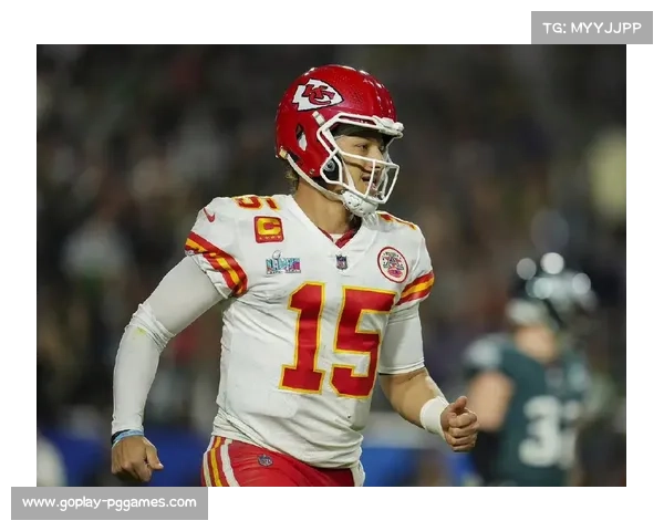 凯尔西观战母校辛辛那提比赛 酋长队友马霍姆斯同场亮相引关注 凯尔西观战母校辛辛那提比赛 酋长队友马霍姆斯同场亮相引关注